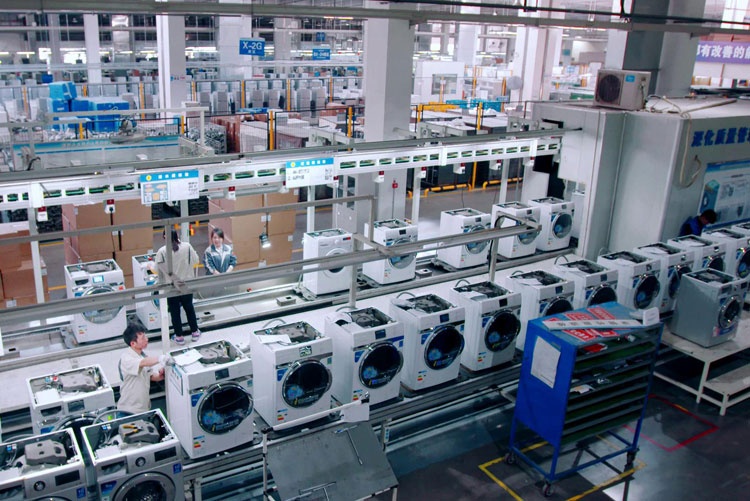Производственная линия стиральных машин на заводе